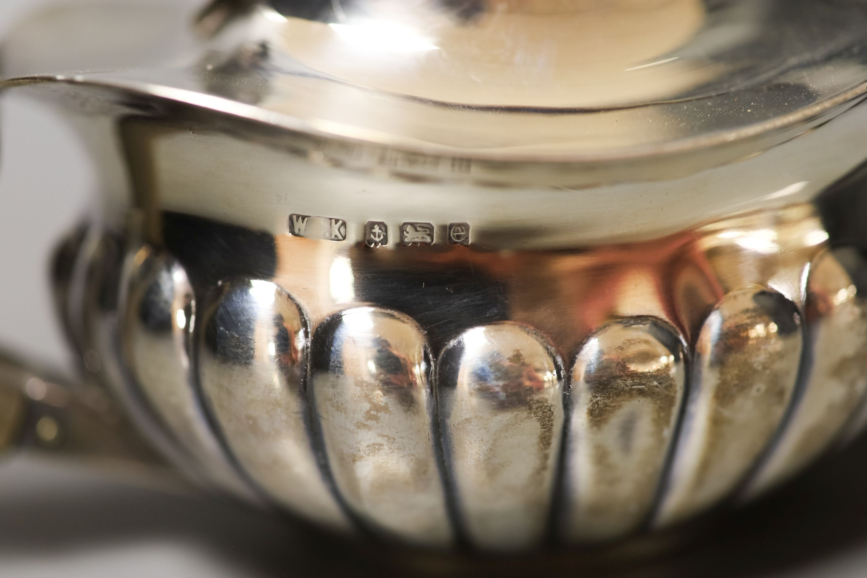 An Edwardian fluted silver three piece bachelor's tea set, Birmingham, 1904/6 gross weight 16oz.